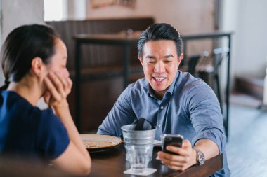 Kafede kahve molası veren genç çift.