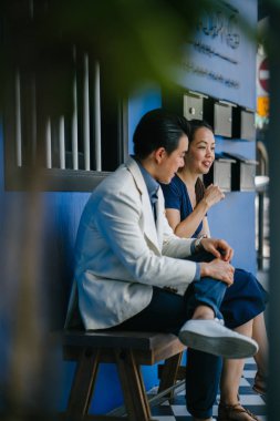 Bir Çin Asya çift bir tarihte dışarı vardır. Onlar her iki orta yaşlı, iyi giyimli, çekici ve bir başka bir renkli dükkanı evde bir bankta otururken bir konuşma zevk vardır.