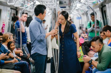 Metrodaki Asyalı genç çift.