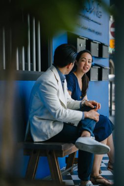 Bir Çin Asya çift bir tarihte dışarı vardır. Onlar her iki orta yaşlı, iyi giyimli, çekici ve bir başka bir renkli dükkanı evde bir bankta otururken bir konuşma zevk vardır.
