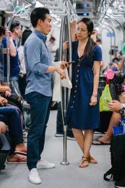 Metrodaki Asyalı genç çift.