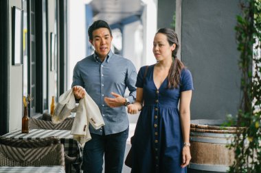 Bir Asya Çin portresi çift bir tarihte, hafta sonu. Genç, yakışıklı ve iyi giyimli adam ve kadın bir şık yazlık elbise giyiyor. 