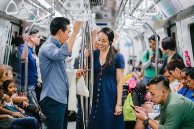 Metrodaki Asyalı genç çift.