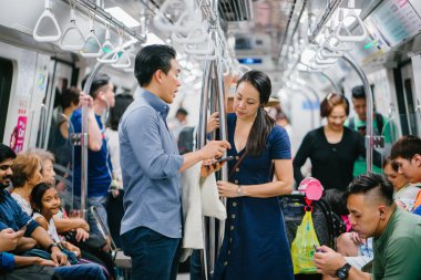 Metrodaki Asyalı genç çift.