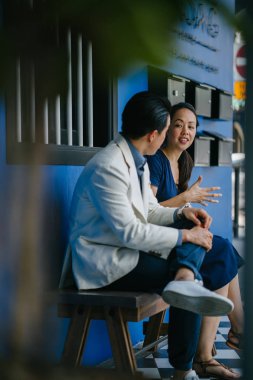 Bir Çin Asya çift bir tarihte dışarı vardır. Onlar her iki orta yaşlı, iyi giyimli, çekici ve bir başka bir renkli dükkanı evde bir bankta otururken bir konuşma zevk vardır.