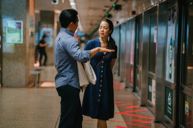 Bir Asya Çin portresi çift bir tarihte, hafta sonu. Genç, yakışıklı ve iyi giyimli adam ve kadın bir şık yazlık elbise giyiyor. 