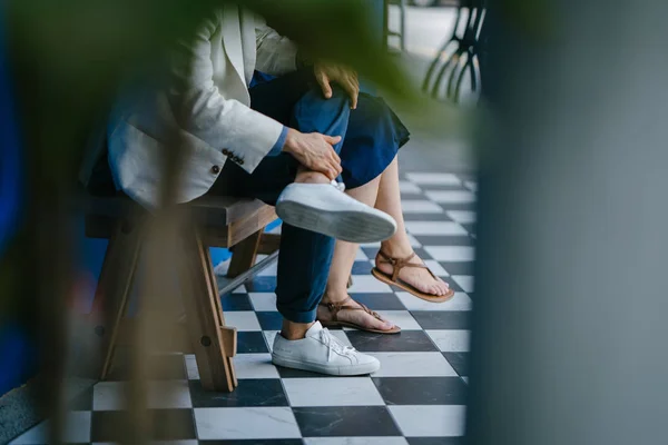 Junges Paar Sitzt Auf Der Bank — Stockfoto