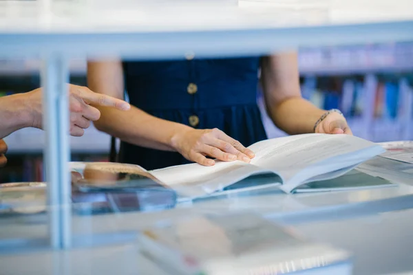 Junge Frau Liest Buch Bibliothek — Stockfoto