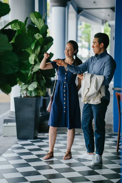 Bir Asya Çin portresi çift bir tarihte bir yerde seyir hafta sonu