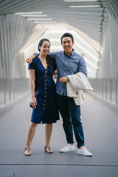 アジア中国の肖像画は 週末の日付にカップルします 男は若く ハンサムで身なり 女性はエレガントな夏服を着ています 彼らは橋に取り組んでいます — ストック写真