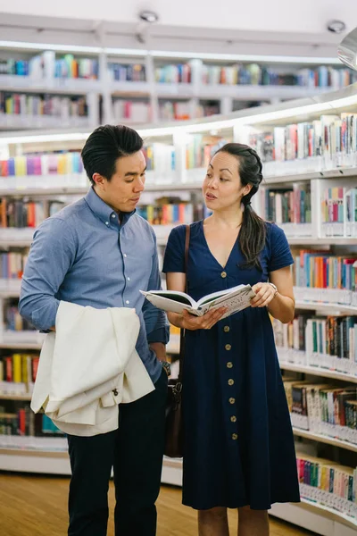 Ein Chinesisches Asiatisches Paar Ist Auf Einem Date Sie Lesen — Stockfoto