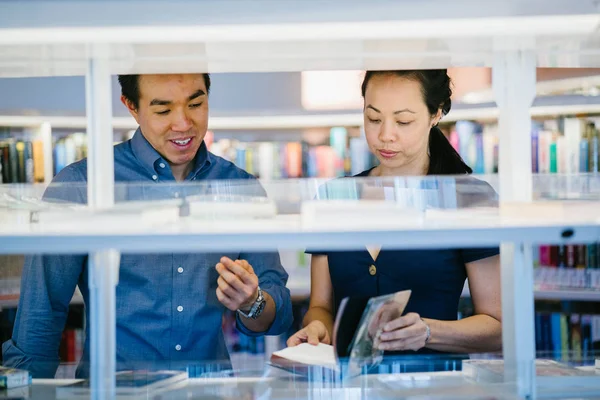 Casal Asiático Chinês Está Num Encontro Eles Estão Lendo Livro — Fotografia de Stock