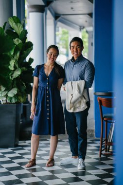 Bir Asya Çin portresi çift bir tarihte, hafta sonu. Genç, yakışıklı ve iyi giyimli adam ve kadın bir şık yazlık elbise giyiyor. 