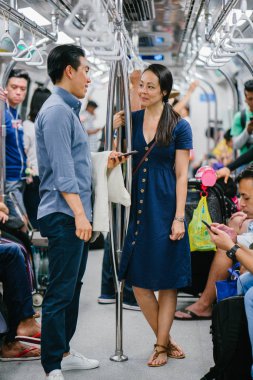 Metrodaki Asyalı genç çift.