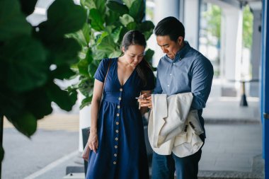 Bir Asya Çin portresi çift smartphone içinde arıyorsunuz bir tarihte