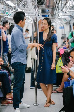 Metrodaki Asyalı genç çift.