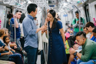 Metrodaki Asyalı genç çift.