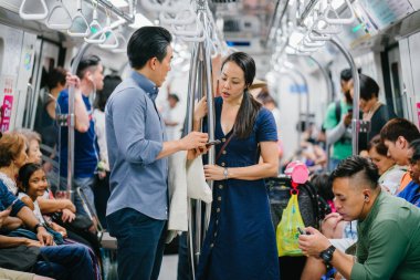 Metrodaki Asyalı genç çift.