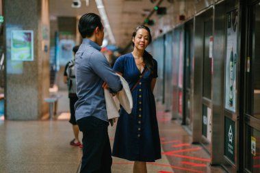 Bir Asya Çin portresi çift bir tarihte, hafta sonu. Genç, yakışıklı ve iyi giyimli adam ve kadın bir şık yazlık elbise giyiyor. 