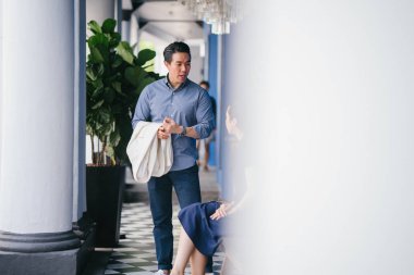 Bir Çin Asya çift bir tarihte dışarı vardır. Onlar her iki orta yaşlı, iyi giyimli, çekici ve başka bir ile bir konuşma zevk vardır