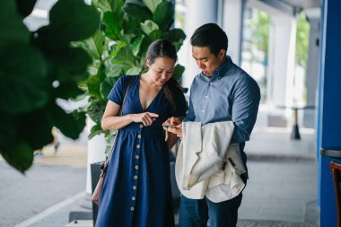 Bir Asya Çin portresi çift smartphone içinde arıyorsunuz bir tarihte