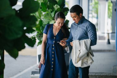 Bir Asya Çin portresi çift smartphone içinde arıyorsunuz bir tarihte