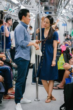 Metrodaki Asyalı genç çift.