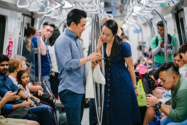 Metrodaki Asyalı genç çift.