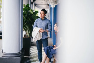 Bir Çin Asya çift bir tarihte dışarı vardır. Onlar her iki orta yaşlı, iyi giyimli, çekici ve başka bir ile bir konuşma zevk vardır