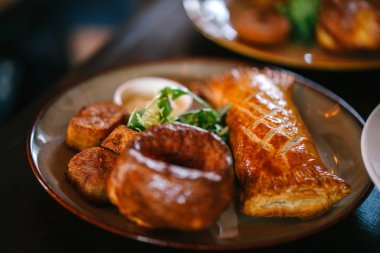 Patates ve sebzeli kızarmış tavuk.