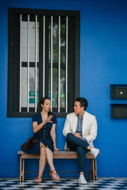 Bir Çin Asya çift bir tarihte dışarı vardır. Onlar her iki orta yaşlı, iyi giyimli, çekici ve bir başka bir renkli dükkanı evde bir bankta otururken bir konuşma zevk vardır.