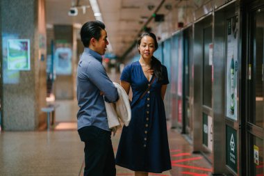 Bir Asya Çin portresi çift bir tarihte, hafta sonu. Genç, yakışıklı ve iyi giyimli adam ve kadın bir şık yazlık elbise giyiyor. 