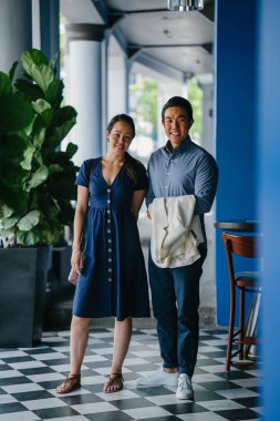 Bir Asya Çin portresi çift bir tarihte, hafta sonu. Genç, yakışıklı ve iyi giyimli adam ve kadın bir şık yazlık elbise giyiyor. 