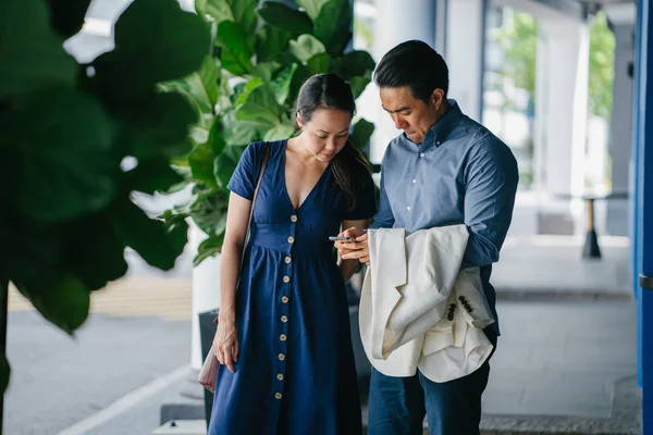 Bir Asya Çin portresi çift smartphone içinde arıyorsunuz bir tarihte