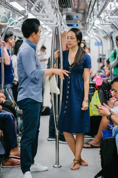 Metrodaki Asyalı genç çift.
