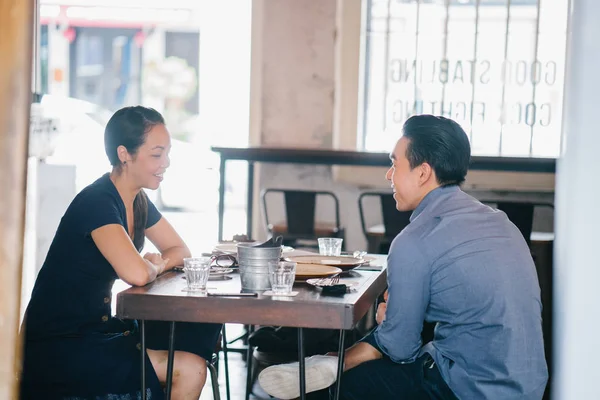 Счастливая Молодая Романтическая Азиатская Пара Кафе — стоковое фото