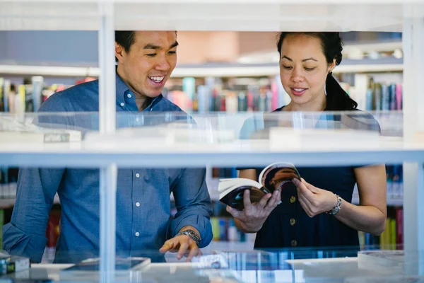 Casal Asiático Chinês Está Num Encontro Eles Estão Lendo Livro — Fotografia de Stock