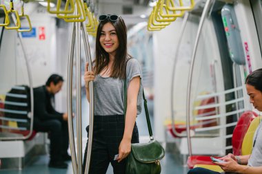 Genç ve güzel Japon Asya turist kadın bir trende Asya tatil sırasında. 