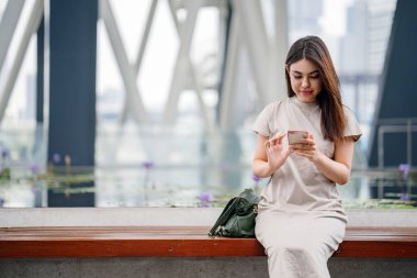 Smartphone kullanarak çekici genç Asyalı kadın 