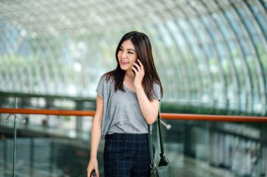 çekici genç Asyalı kadın Smartphone söz 