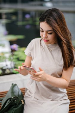 Smartphone kullanarak çekici genç Asyalı kadın 