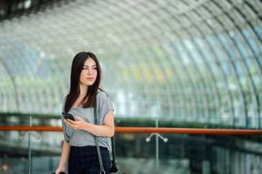 Smartphone kullanarak çekici genç Asyalı kadın 