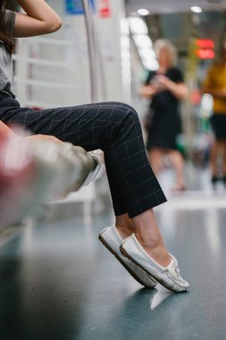 Asya tatil sırasında bir trende oturan genç ve güzel Japon Asya turist kadın. O sevimli, çekici ve mutlulukla gülümsüyor gibi onun koltukta rahatlatır.