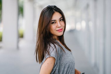 moda portre çekici genç Asyalı kadın poz