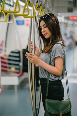 Smartphone kullanarak çekici genç Asyalı kadın 