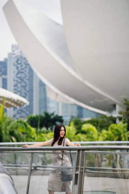 Mutlu çekici genç Asyalı kadın sokakta yürüme 