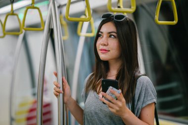 Smartphone kullanarak çekici genç Asyalı kadın 