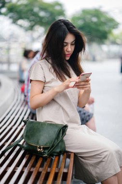 Smartphone kullanarak çekici genç Asyalı kadın 