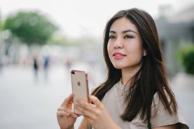 Smartphone kullanarak çekici genç Asyalı kadın 