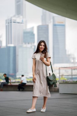 Smartphone kullanarak çekici genç Asyalı kadın 